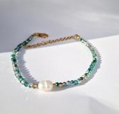 Bracelet avec perle d'eau douce - Vert - Verre recyclé - Bracelet doré - Bracelet perles - Le Salon de la Bijouterie