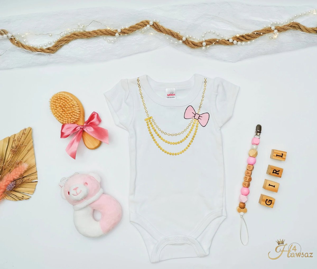 Goedkoopste Kraamcadeauset 4 stuks - Hawsaz.nl cadeau - Cadeaubox - Cadeau met naam - Kraamcadeau - Gepersonaliseerd cadeau - Babygeschenksets - Geboortecadeau - Kraampakket - Bijtring - Rammelaar- Houten borstel - Speenkoord - Geschenkset - Rompertje - new born