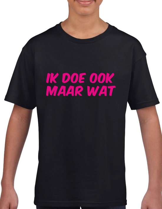 Kinder T-Shirt - Zwart - Maat 134/140 - T-Shirt leeftijd 9 tot 10 jaar - Grappige teksten - Roze tekst - Cadeau - Shirt cadeau - Ik doe ook maar wat -Shirt met leuke tekst - verjaardag -