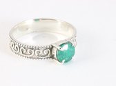 Fijne bewerkte zilveren ring met smaragd - maat 19
