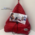 Rode badstof boekensteun in de vorm van een driehoek met een transparant vak voor een boek of tablet.