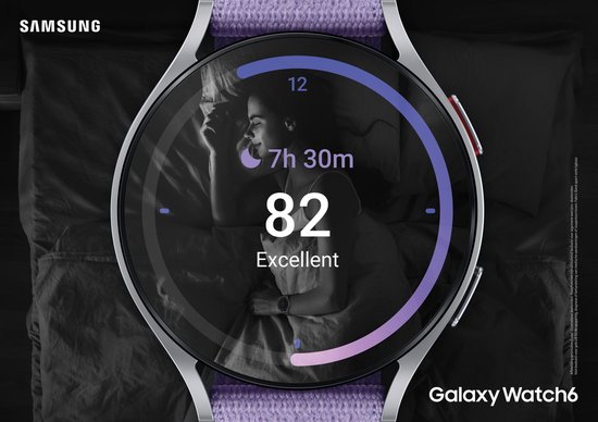 Samsung Galaxy Watch6 met een lavendelkleurige stoffen band, die een slaapoverzicht weergeeft met 7u 30m en een score van 82.