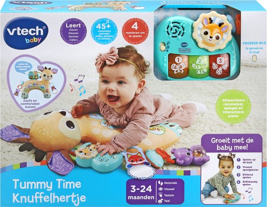 Baby met VTech Baby Tummy Time Knuffelhertje speelgoed. Het hertje is oranje met witte stippen en heeft paarse vleugels. Interactieve piano op het hertje.