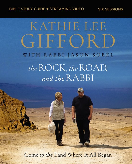 Kathie Lee Gifford en Rabbi Jason Sobel lopen in een woestijnlandschap. Gids voor Bijbelstudie.