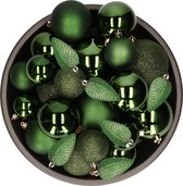 Kerstballen en dennenappels ornamenten - 32x st - donkergroen - kunststof - 6, 8 en 10 cm