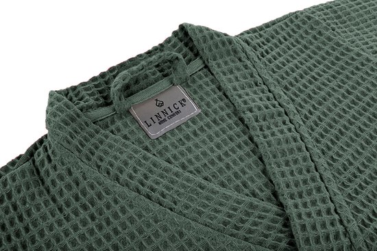 Detail van de nek en kraag van een olijfgroene wafel badjas met het merk "LINNICK HOME COMFORT" label.