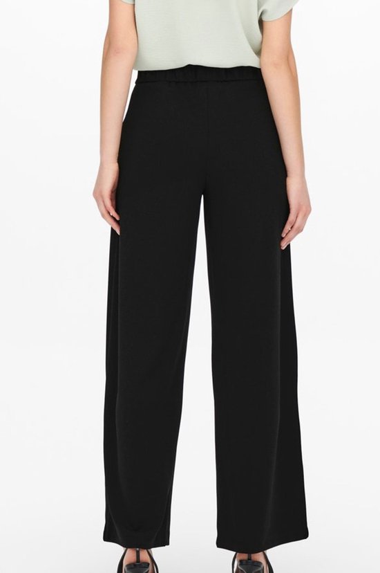 Zicht op de achterkant van een zwarte wijde broek met hoge taille.