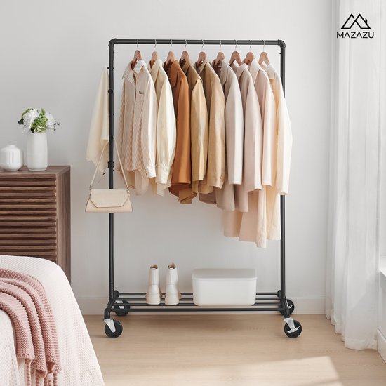 Zwart kledingrek met kleding, tas en schoenen.