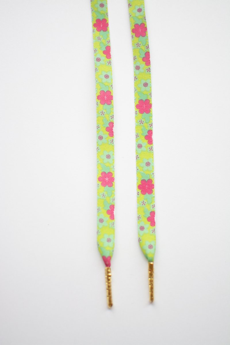Schoenveters plat - bloemen groen met roze - 120cm met gouden nestels