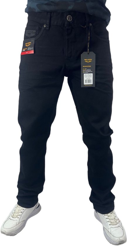 Man met zwarte PME Legend jeans. De jeans heeft een label met PME LEGEND.