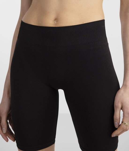 Zwarte PCLONDON NYLON fietsshort van PIECES met een geribbelde tailleband.