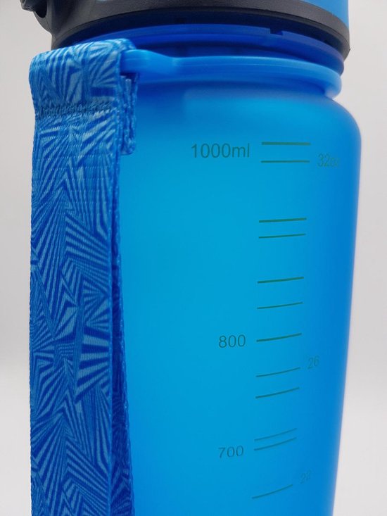Detail van een blauwe King Mungo drinkfles met maataanduiding (1000ml, 800, 700) en een blauw met wit patroon draagband.