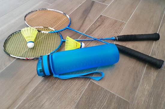 Blauwe King Mungo drinkfles naast twee badmintonrackets en shuttles op een houten vloer.