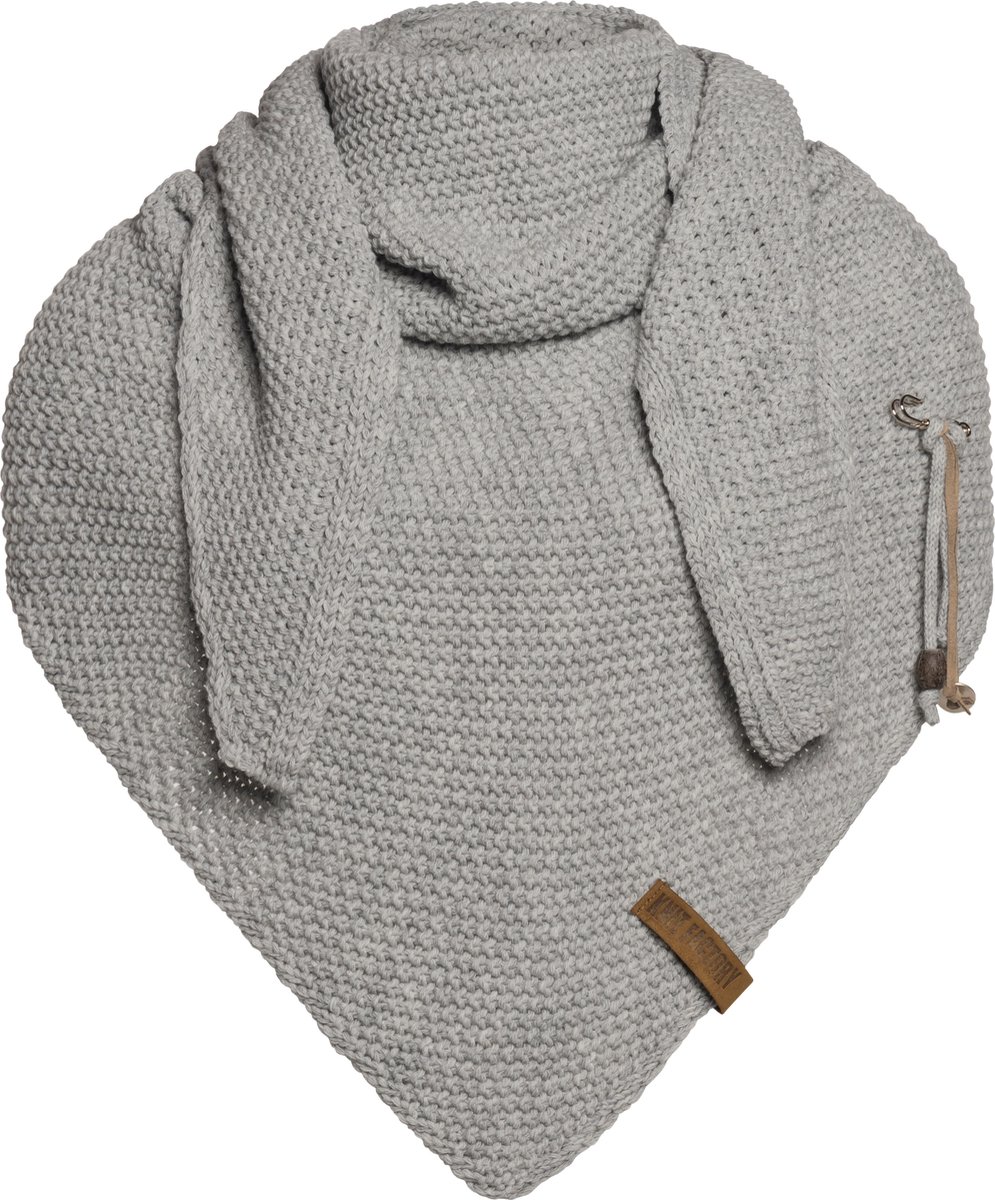 Knit Factory Coco Gebreide Omslagdoek - Driehoek Sjaal Dames - Dames sjaal - Wintersjaal - Stola - Wollen sjaal - Grijze sjaal - Iced Clay - 190x85 cm - Inclusief sierspeld
