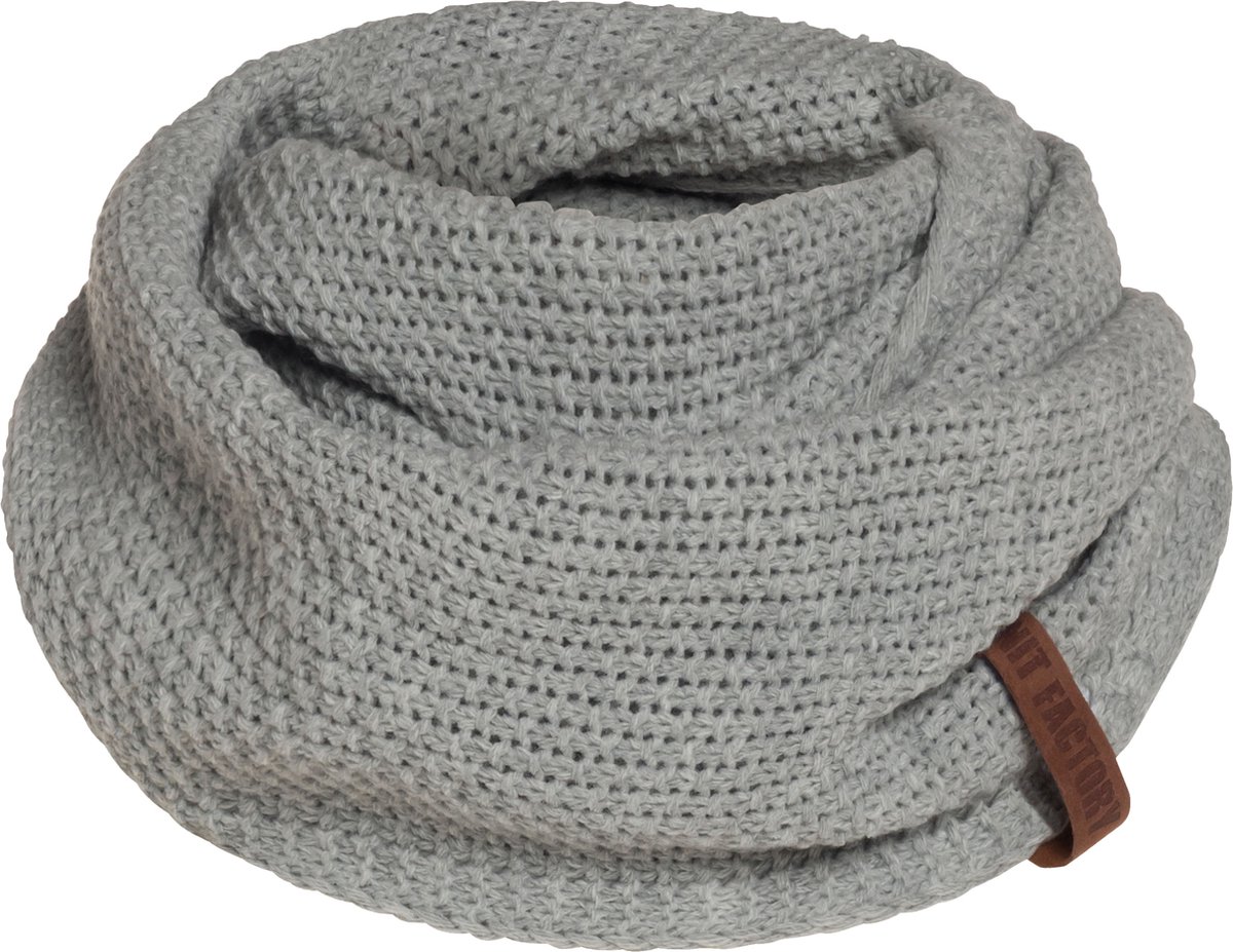 Knit Factory Coco Gebreide Colsjaal - Ronde Sjaal - Nekwarmer - Wollen Sjaal - Grijze Colsjaal - Dames sjaal - Heren sjaal - Unisex - Iced Clay - One Size