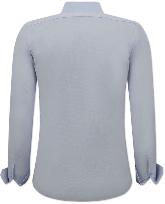 Lichtblauw slim fit overhemd, lange mouwen, achterkant.