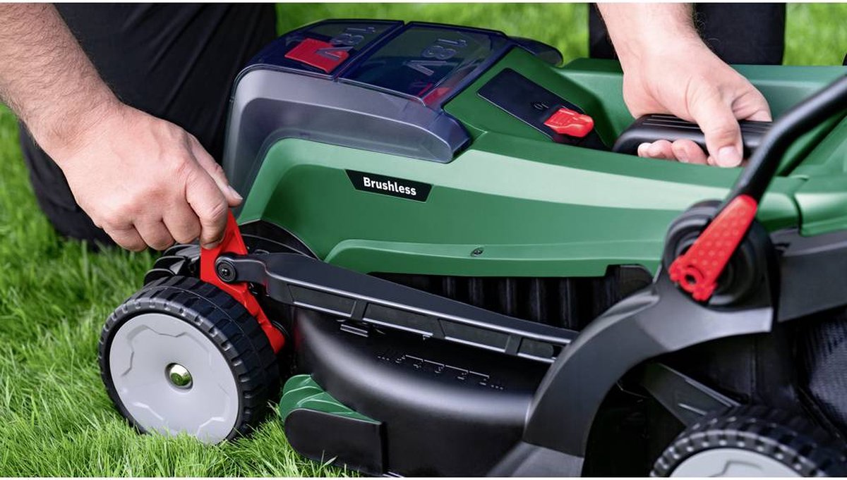 Bosch Groen Accumaaier Rotak 18V-32 | Incl. 1 x 18 V Li-Ion accu (4,0 Ah) AL18V-44 Lader Mulchplug - 06008B9P00
