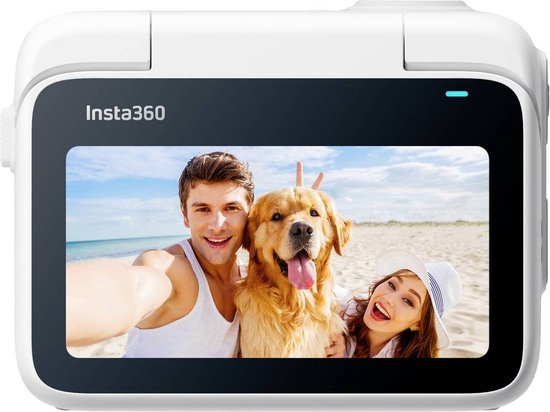 Wit Insta360 apparaat met scherm waarop selfie van man, vrouw en hond op strand.