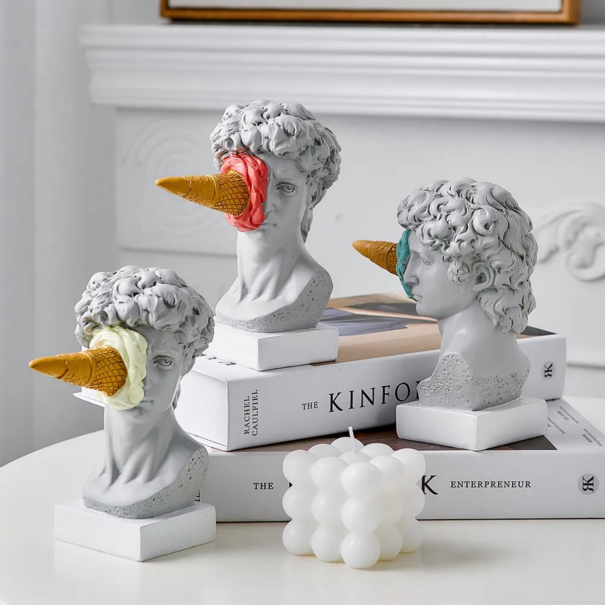 Smeltende Tijdperken: David met Ijsje Sculptuur - Kunst - Beeld - Blauw - Woonkamer Decoratie - Aesthetic - Decoratieve Accessoire - Slaapkamer Decoratie