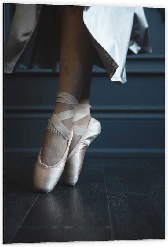 Dibond - Ballerina aan het Dansen op Spitzen - 60x90 cm Foto op Aluminium (Wanddecoratie van metaal)