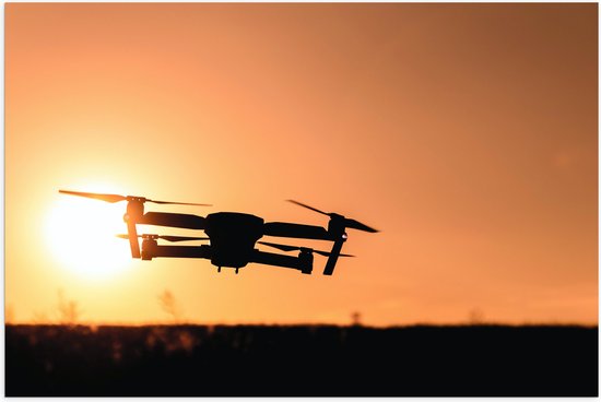 Poster Glanzend – Silhouet van Laagvliegende Drone bij Zonsondergang - 105x70 cm Foto op Posterpapier met Glanzende Afwerking