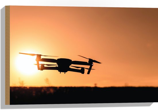 Hout - Silhouet van Laagvliegende Drone bij Zonsondergang - 60x40 cm - 9 mm dik - Foto op Hout (Met Ophangsysteem)