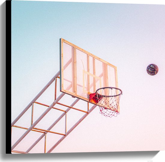 Canvas - Bal Vallend in Basket onder Blauwe Lucht - 60x60 cm Foto op Canvas Schilderij (Wanddecoratie op Canvas)