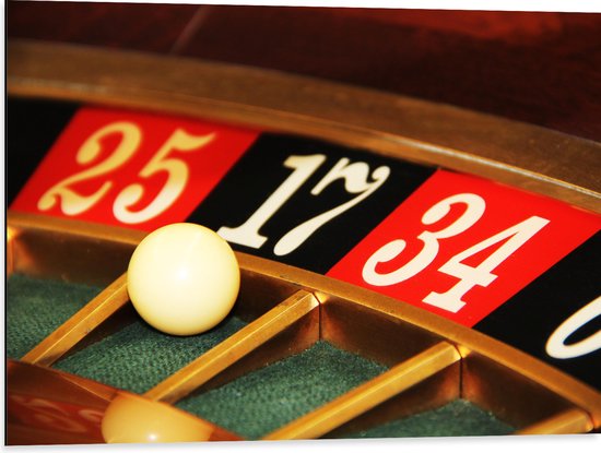 Dibond - Bal in Roulette Bord - 80x60 cm Foto op Aluminium (Met Ophangsysteem)