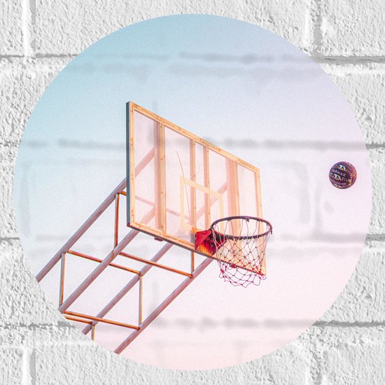 Muursticker Cirkel - Bal Vallend in Basket onder Blauwe Lucht - 30x30 cm Foto op Muursticker