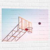 Muursticker - Bal Vallend in Basket onder Blauwe Lucht - 80x60 cm Foto op Muursticker