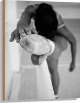 Hout - Ballerina met Been op Balk (Zwart-wit) - 60x80 cm - 9 mm dik - Foto op Hout (Met Ophangsysteem)