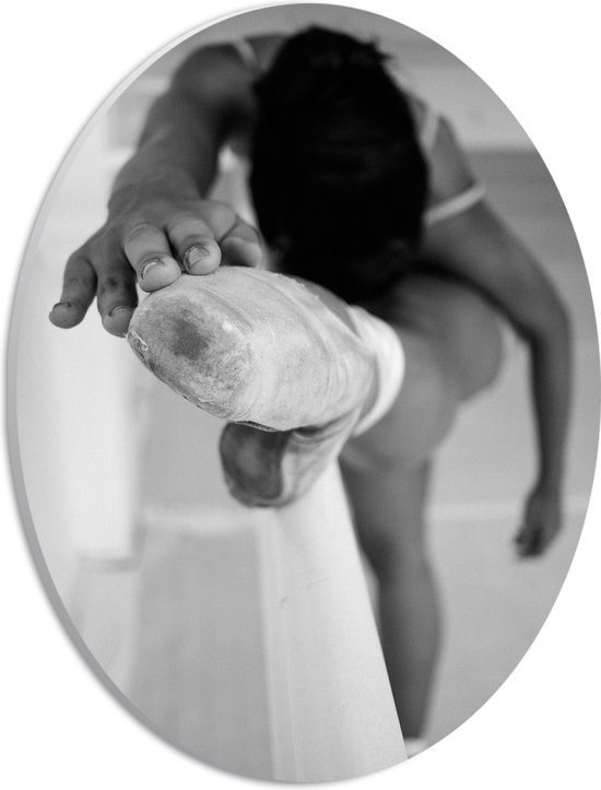 PVC Schuimplaat Ovaal - Ballerina met Been op Balk (Zwart-wit) - 21x28 cm Foto op Ovaal (Met Ophangsysteem)