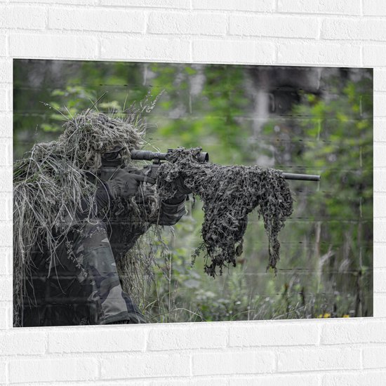 Muursticker - Soldaat in Camouflage Kleding met Geweer in Handen - 100x75 cm Foto op Muursticker