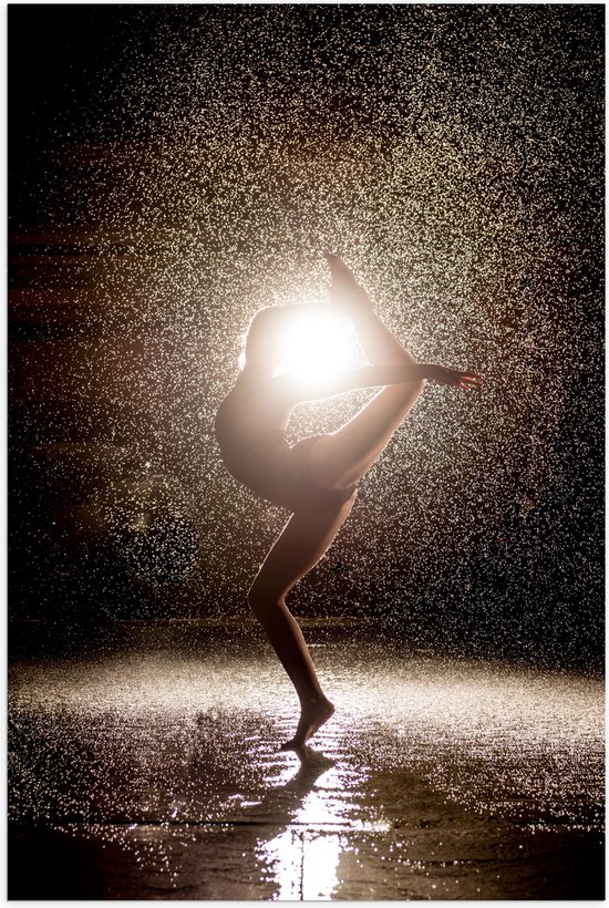 Poster (Mat) - Ballerina Danseres in de Regen bij Fel Licht - 40x60 cm Foto op Posterpapier met een Matte look
