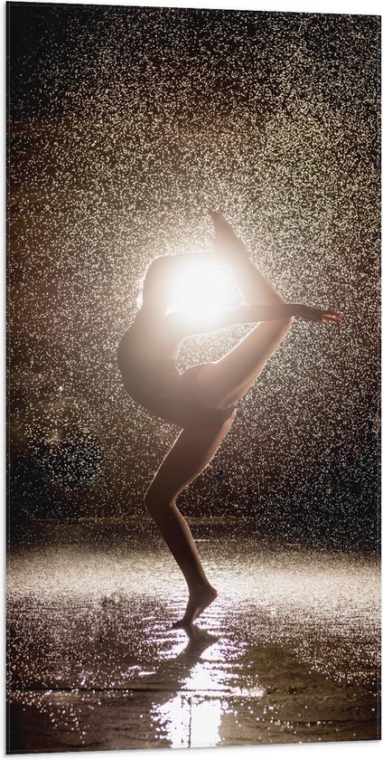 Vlag - Ballerina Danseres in de Regen bij Fel Licht - 50x100 cm Foto op Polyester Vlag