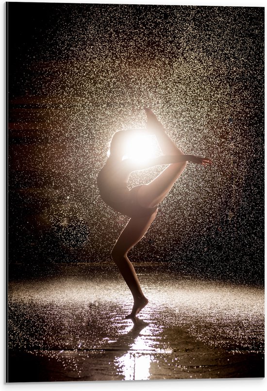 Dibond - Ballerina Danseres in de Regen bij Fel Licht - 40x60 cm Foto op Aluminium (Met Ophangsysteem)