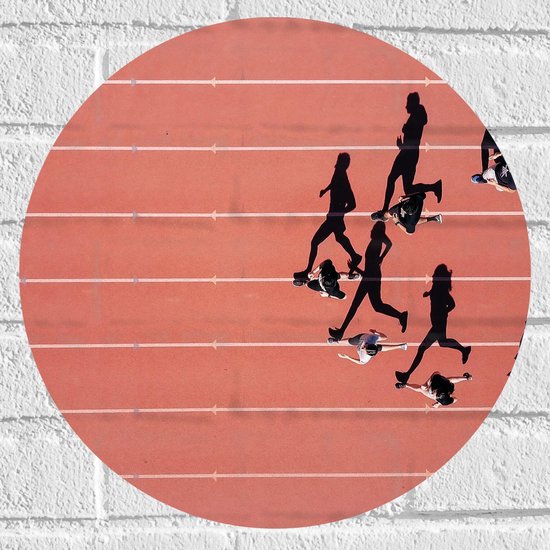 Muursticker Cirkel - Bovenaanzicht van Sprinters met Schaduwen op Atletiekbaan - 40x40 cm Foto op Muursticker