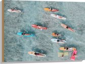 Hout - Bovenaanzicht van Groep Surfers op Verschillende Kleuren Planken - 80x60 cm - 9 mm dik - Foto op Hout (Met Ophangsysteem)