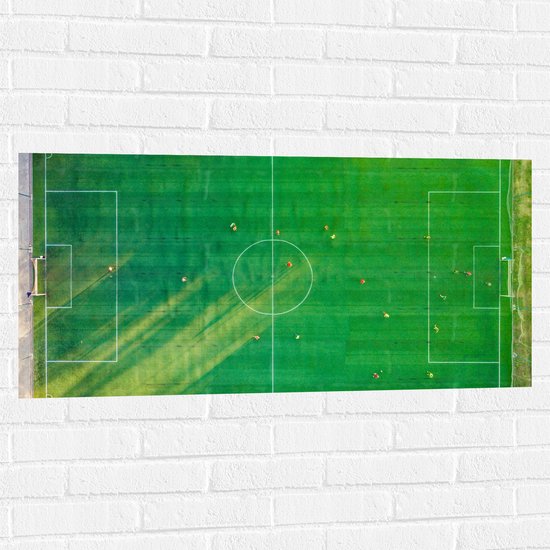 Muursticker - Bovenaanzicht van Voetballers op Voetbakveld - 100x50 cm Foto op Muursticker