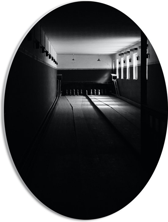 PVC Schuimplaat Ovaal - Bowlingbaan in het Donker (Zwart-wit) - 30x40 cm Foto op Ovaal (Met Ophangsysteem)