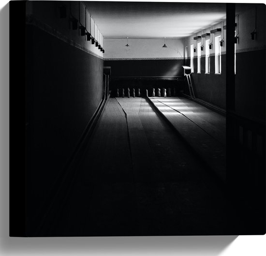 Canvas - Bowlingbaan in het Donker (Zwart-wit) - 30x30 cm Foto op Canvas Schilderij (Wanddecoratie op Canvas)