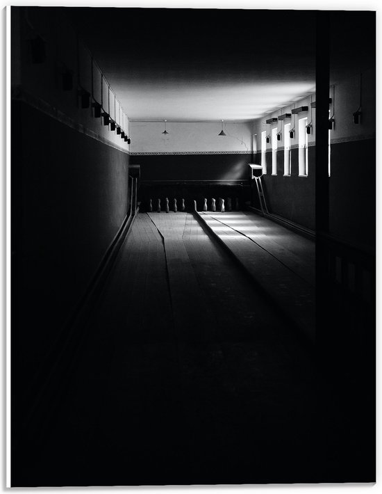 PVC Schuimplaat - Bowlingbaan in het Donker (Zwart-wit) - 30x40 cm Foto op PVC Schuimplaat (Met Ophangsysteem)