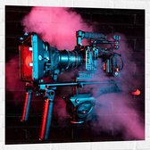 Muursticker - Professionele Fotocamra in de Rode Rook - 80x80 cm Foto op Muursticker