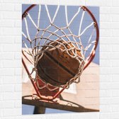 Muursticker - Basketbal in Basket - 70x105 cm Foto op Muursticker