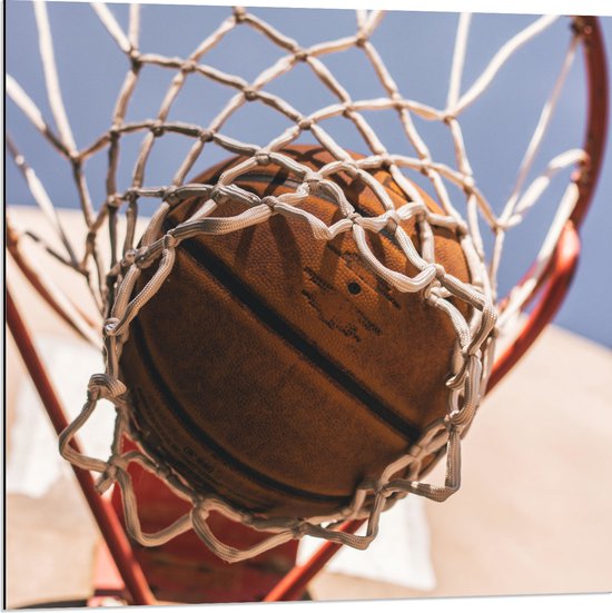 Dibond - Basketbal in Basket - 80x80 cm Foto op Aluminium (Met Ophangsysteem)