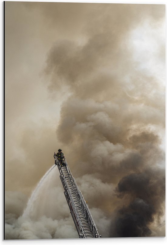 Dibond - Brandweerman in Actie bij Grote Rookwolk - 40x60 cm Foto op Aluminium (Wanddecoratie van metaal)