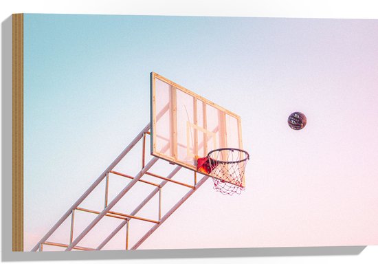 Hout - Bal Vallend in Basket onder Blauwe Lucht - 60x40 cm - 9 mm dik - Foto op Hout (Met Ophangsysteem)