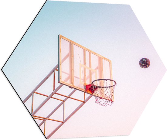 Dibond Hexagon - Bal Vallend in Basket onder Blauwe Lucht - 80x69.6 cm Foto op Hexagon (Met Ophangsysteem)