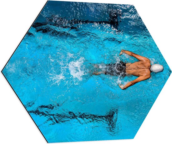 Dibond Hexagon - Bovenaanzicht van Zwemmer met Badmuts - 80x69.6 cm Foto op Hexagon (Met Ophangsysteem)