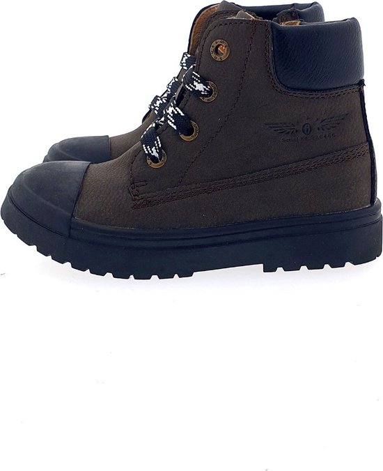 Zijaanzicht van donkerbruine leren veterboots met zwarte neus, veters met zwart-witte strepen en zwarte zool.